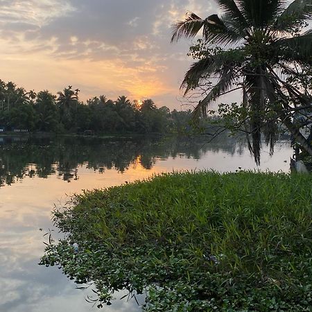 Sunsets And Palm Trees Panzió Alappuzha Kültér fotó