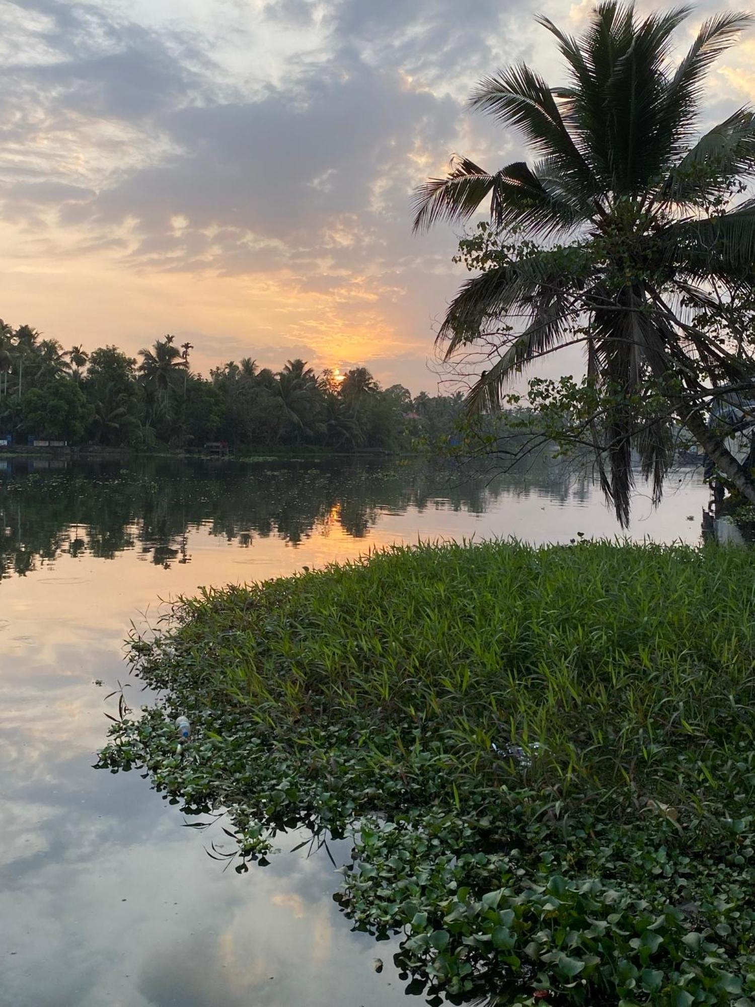 Sunsets And Palm Trees Panzió Alappuzha Kültér fotó